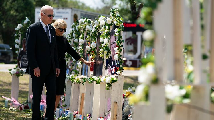 Joe und Jill Biden gedenken der Toten des Grundschulmassakers in Uvalde.