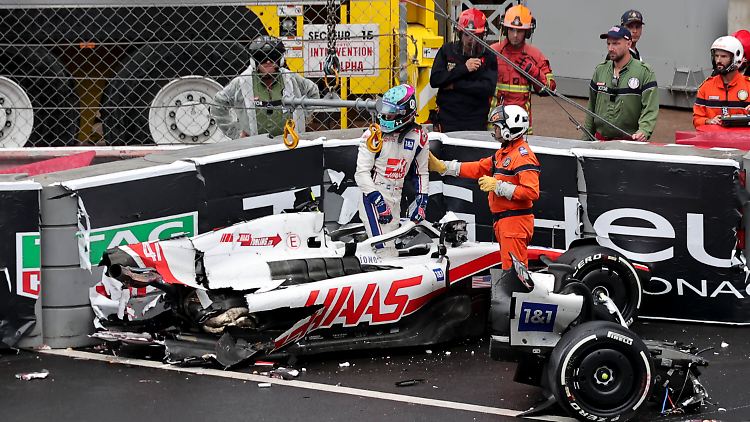 Mick Schumacher steigt aus den Überresten seines Haas.