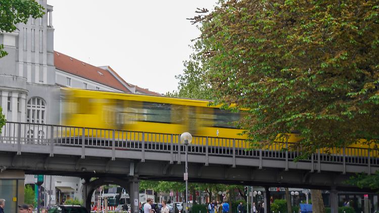 Die Tickets sind Teil des Entlastungspakets der Ampel-Koalition wegen der hohen Energiepreise und sollen auch ein Anreiz für die weitere Nutzung des ÖPNV sein. 