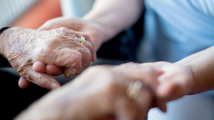 Die Deutsche Stiftung Patientenschutz monierte, die Bundesregierung und Gesundheitsminister schauten der Kostenexplosion in der Pflege tatenlos zu.