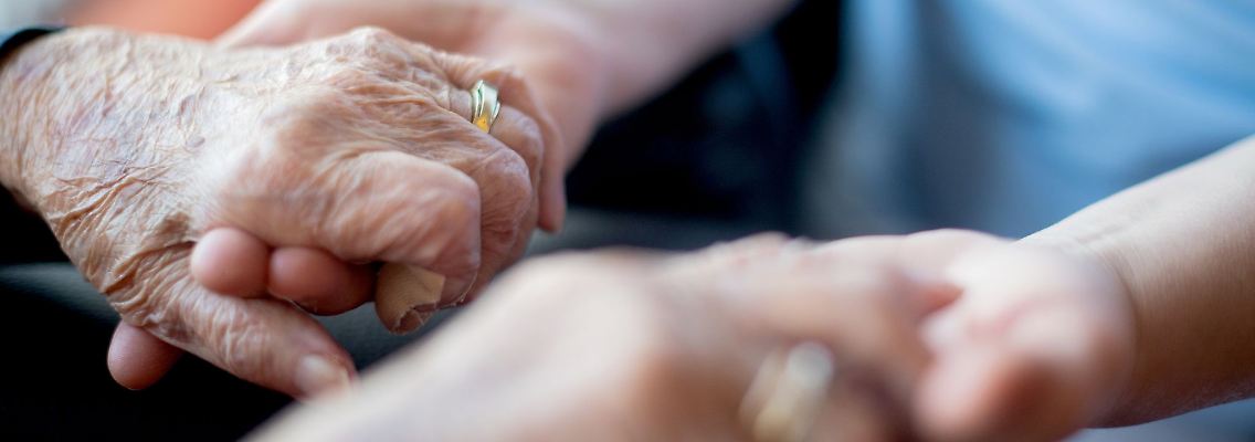 Pflege kostet Kraft: Pflegende Angehörige sollten daher gut auf ihre eigenen Bedürfnisse achten und Unterstützung annehmen.