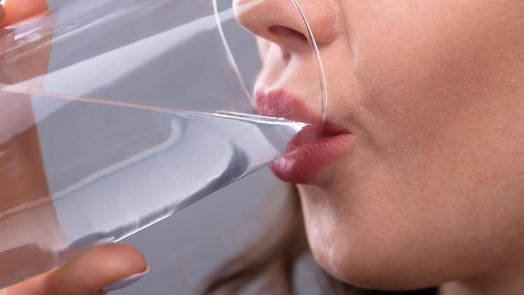 Viel Wasser zu trinken ist nicht bei allen Nieren-Patienten ratsam, manchmal ist weniger sogar besser.