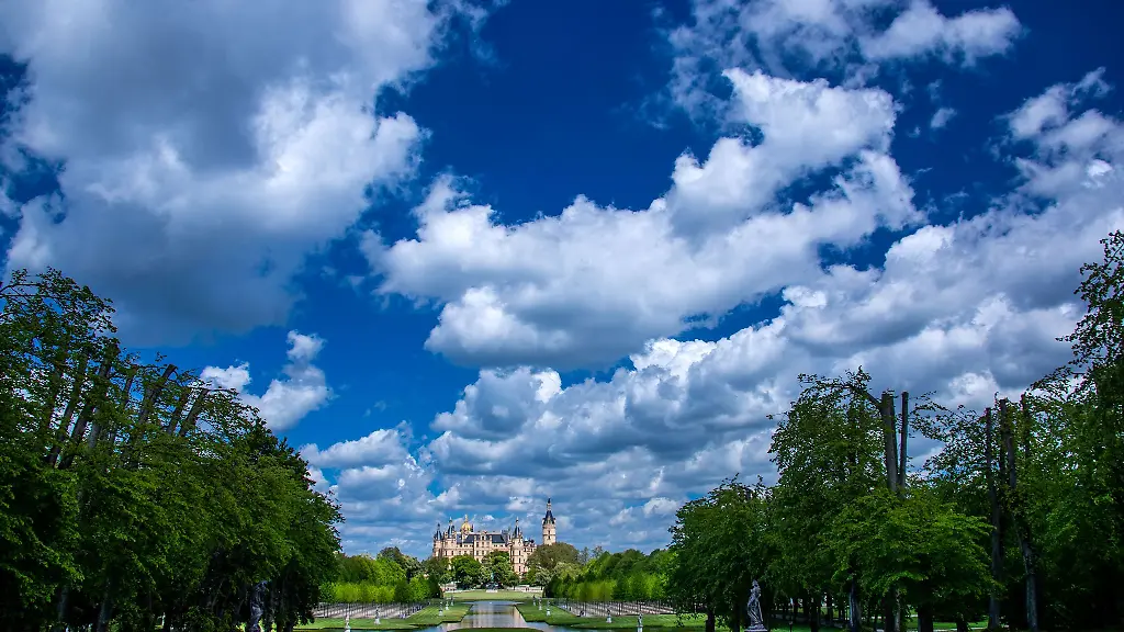 Der-Schlossgarten-in-Schwerin-ist-die-gruene-Lunge-der-Landeshauptstadt
