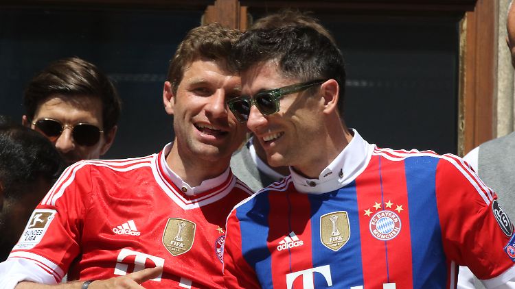 Robert Lewandowski mit seinem Irgendwann-Ex-Kollegen Thomas Müller.