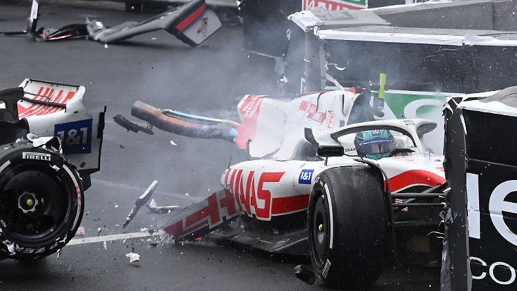 Der deutsche Pilot Mick Schumacher crasht in die Leitplanken, so dass sein Haas-Rennwagen bei dem heftigen Einschlag in zwei Teile gerissen wird.