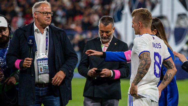 Toni Kroos distanziert sich, verbal und räumlich.