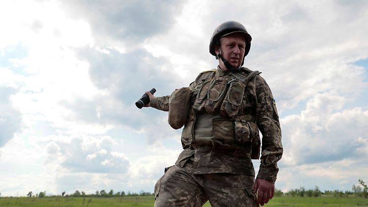 Ein ukrainischer Soldat, der im zivilen Leben als Englischlehrer arbeitet, in der Nähe der Front in der Region Donezk.