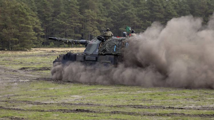 Deutschland und die Niederlande liefern der Ukraine zusammen zwölf Panzerhaubitzen 2000. Generalleutnant a. D. Lahl macht diese Zahl nicht euphorisch, aber die Haubitzen werden einen großen Unterschied auf dem Schlachtfeld machen, sagt er ntv.de.