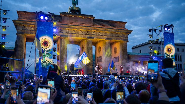 Die Band Kalush Orchestra, Gewinner der Eurovision Song Contest 2022, steht am Sonntagabend bei der Veranstaltung "Save Ukraine" am Brandenburger Tor auf der Bühne.