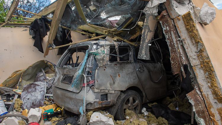 Eine ukrainische Siedlung liegt nach russischem Angriff in Trümmern.