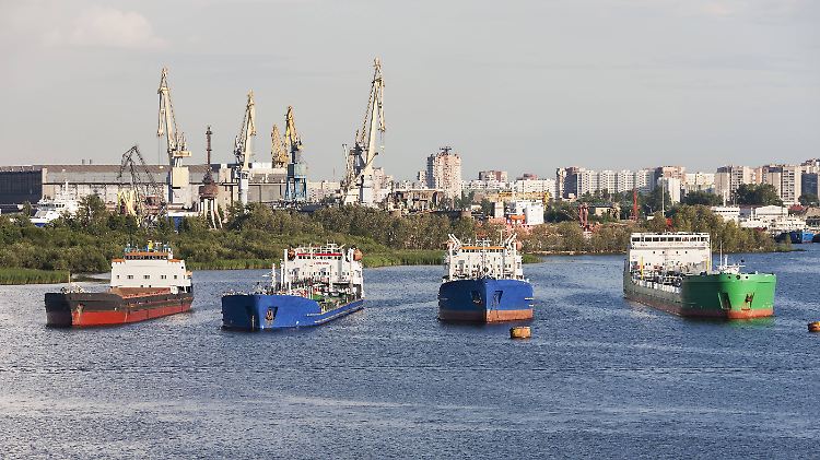 Am Hafen in St. Petersburg kommen immer weniger Waren aus der EU an.