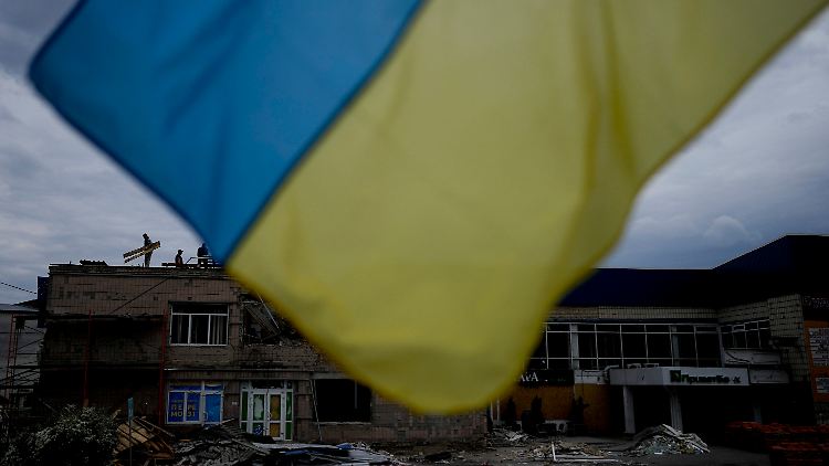 Die Beseitigung der Kriegsschäden wird Jahre dauern und massive Kosten verursachen, aktuell ist die Ukraine aber vor allem für Gelder zur Aufrechterhaltung staatlicher Aufgaben angewiesen. 