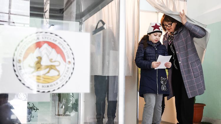 Anfang Mai wurde in Südossetien gewählt. Der neue Staatschef will das von seinem Vorgänger angekündigte Referendum nicht durchführen. 