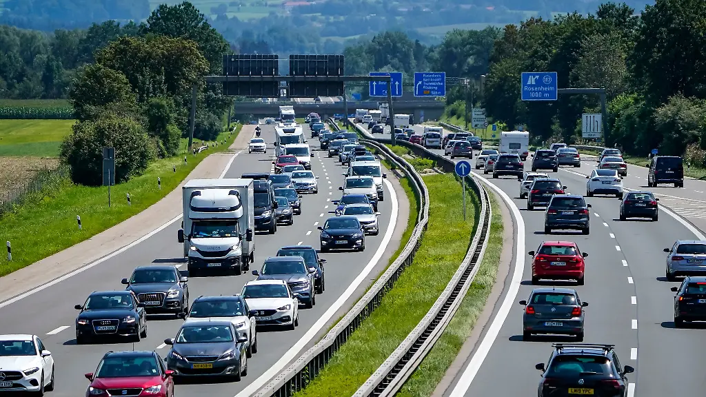 Urlaubsverkehr-auf-der-A8-bei-Rosenheim