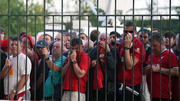 Tränengas statt Finale: Was ist vor dem Stadion in Paris passiert?