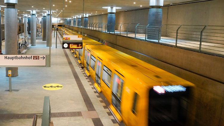 Die Tickets sind über die Apps, Fahrkartenschalter, Kundenzentren und andere Verkaufsstellen der jeweiligen Verkehrsunternehmen und Verbünde erhältlich.