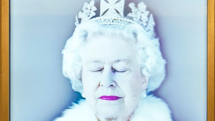 So hat meine Mutter auch oft (nicht) geguckt: Mit geschlossenen Augen trotzdem sehen, das können nur ganz große Frauen. 