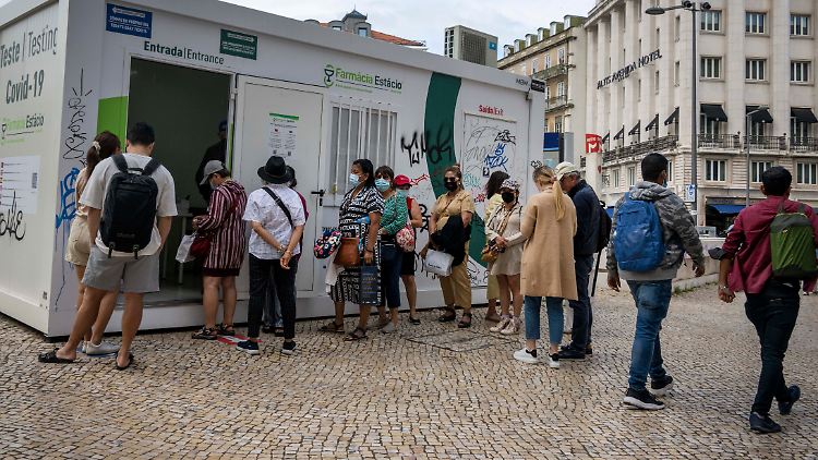 In Portugal, wie hier in der Hauptstadt Lissabon, werden die Schlangen vor den Corona-Testzentren wieder länger. 