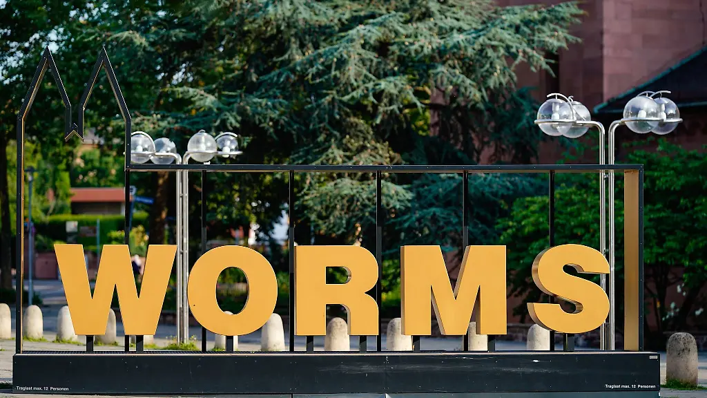 Der-Schriftzug-soll-Leben-in-die-Innenstadt-ziehen