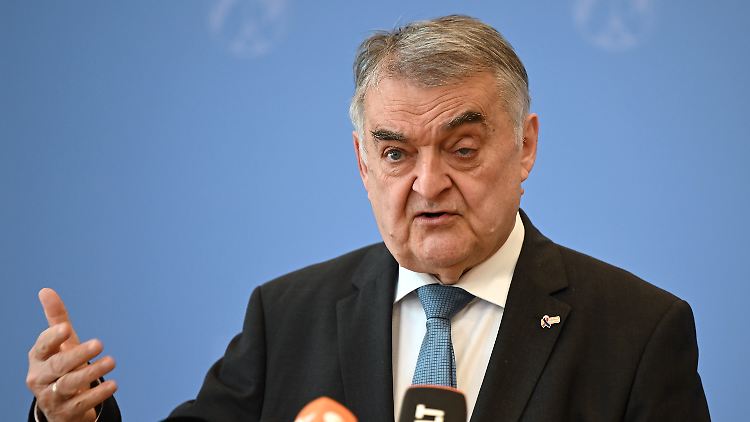 "Ich verzweifle manchmal schon, wenn ich sehe, wie schwer wir uns tun in der Frage Datenschutz.", sagt Reul.