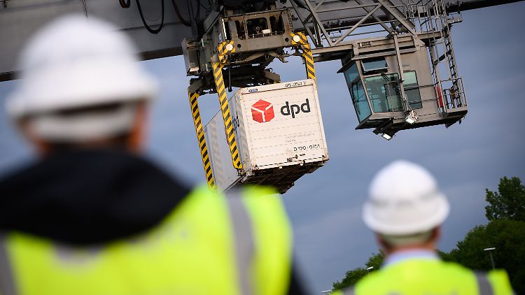 Einer der DPD-Container wird von einem Portalkran auf den Güterzug geladen.