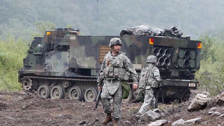 Der MLRS (Bild) und der HIMARS können Raketen mit einer Reichweite von bis zu 300 Kilometern abfeuern.
