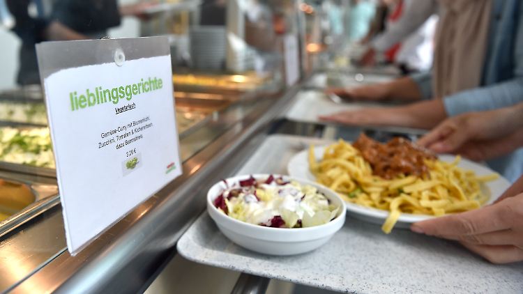 Gesundes Essen müsse in Krankenhäusern oder Schulen eine Selbstverständlichkeit sein, so Özdemir.