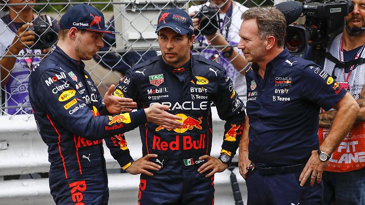 Das Erfolgstrio Max Verstappen, Sergio Perez und Teamchef Christian Horner.