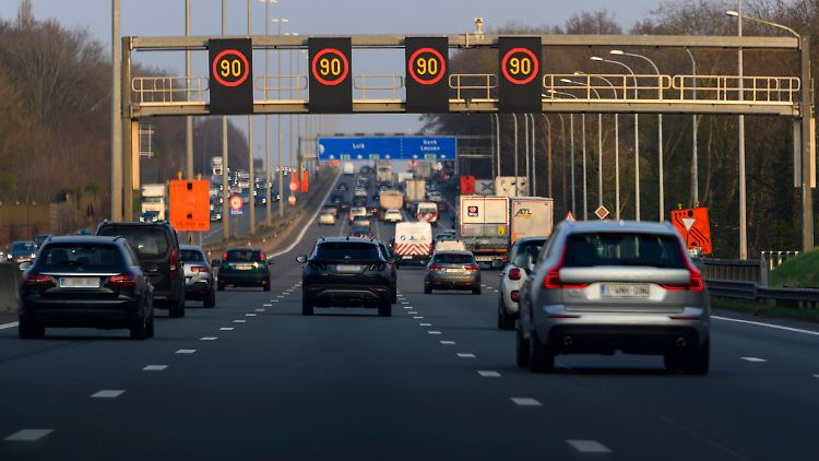 Wir müssen weniger und langsamer Auto fahren, sagt Ökonom Schnellenbach.