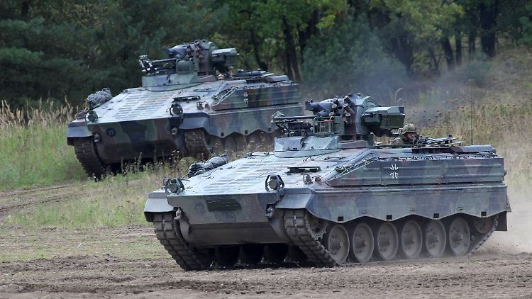 "Marder"-Schützenpanzer der Bundeswehr auf dem Truppenübungsplatz Munster.