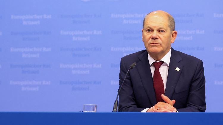 Scholz sagt nicht, "wir stehen der Ukraine bei, bis der Sieg errungen ist" - wie die Präsidentin des US-Repräsentantenhauses. Er sagt, Deutschland werde "die Ukraine so lange unterstützen, wie das notwendig ist".