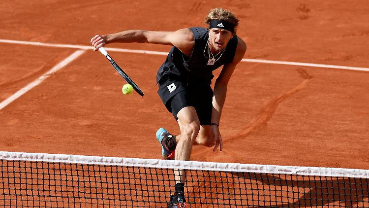 Im Halbfinale trifft Zverev auf den Sieger des Duells zwischen Rafael Nadal und Novak Djokovic.