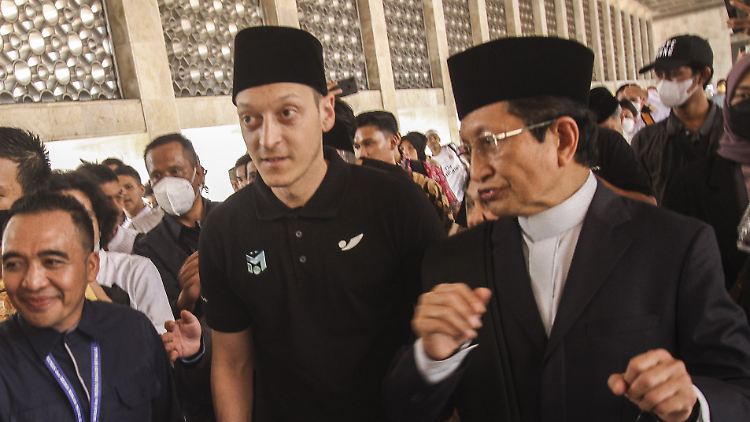 In der vergangenen Woche besuchte Özil ein Freitagsgebet in Jakarta, Indonesien. 