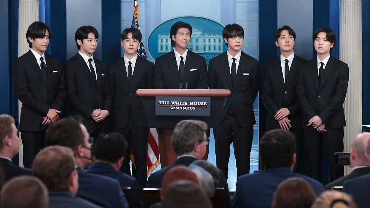 BTS sprechen vor einem überfüllten Pressesaal im Weißen Haus.