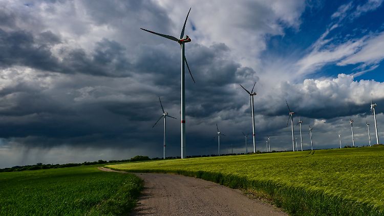 Die dunklen Wolken über der deutschen Windindustrie könnten sich verziehen, wenn das Flächenpotenzial für neue Windräder genutzt wird. Es ist laut einer Studie vorhanden.