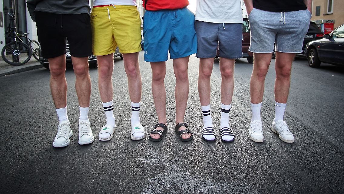 Doch wer dieses Jahr was auf sich hält, trägt angeblich wieder mehr Stoff zur kurzen Hose. "Weiße Tennissocken sind schon lange in", verkündete etwa das Portal "Männersache.de", doch setzten sie sich in diesem Jahr "endlich als Trend-Piece" durch.