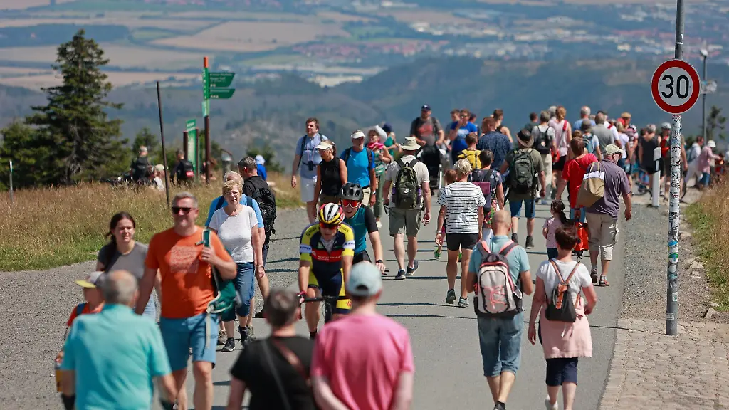 Zu-den-hohen-Temperaturen-kamen-zeitweise-feuchte-Luftmassen-sodass-sich-ein-schwuelwarmer-Witterungscharakter-einstellte
