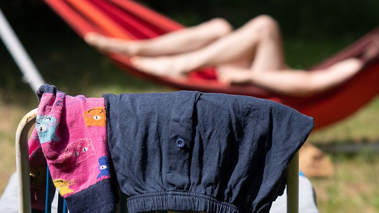 Im eigenen Garten muss die Hose nicht anbleiben - es sei denn, das Grundstück ist frei einsehbar.
