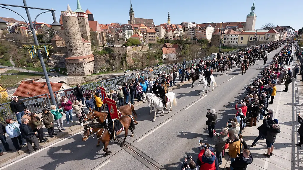Osterreiter-auf-der-Bautzener-Friedensbruecke-vor-der-Altstadtkulisse