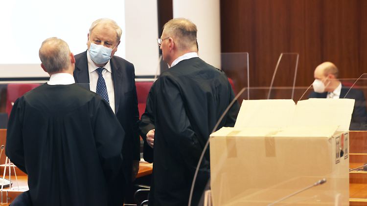 Hanno Berger (Mitte) steht auch in Bonn vor Gericht.