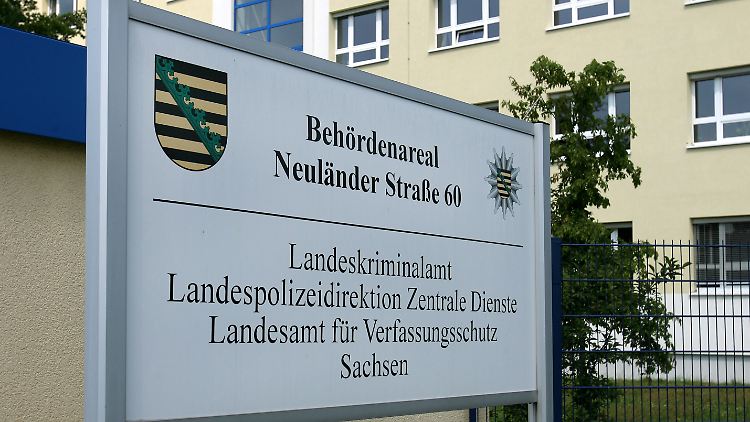 Der Eingang des sächsischen Verfassungsschutzes wurde von einem NPD-Politiker bewacht.