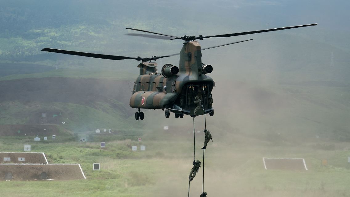 Die Transporthubschrauber können auch im staubreichen Gelände, etwa in Afrika, problemlos eingesetzt werden. Auf dem Foto ist eine Übung der japanischen Streitkräfte zu sehen.