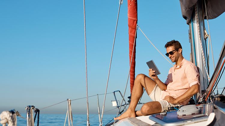 Sogar im Segelurlaub hat man mit diesen Tipps ausreichend Internet für mehrere Geräte.