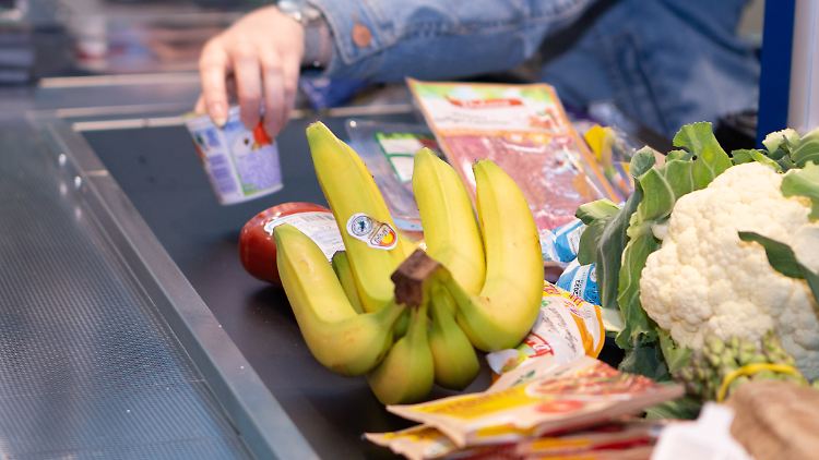 Insbesondere Kunden aus einkommensschwächeren Haushalten würden nun weniger oder günstiger einkaufen, erklärte der Hauptgeschäftsführer des Handelsverbands Deutschland, Stefan Genth.