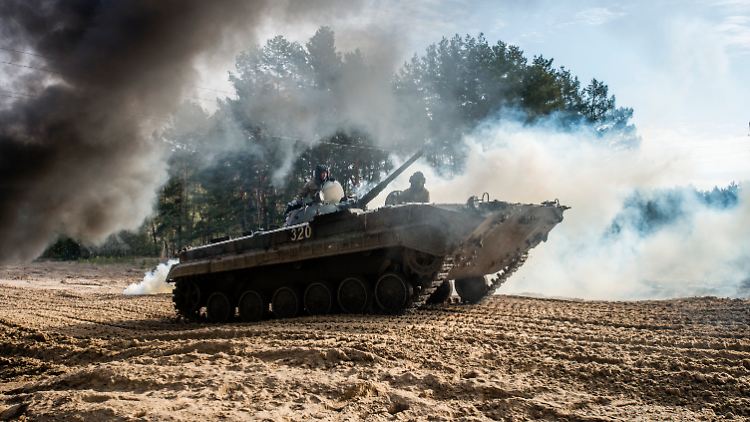 Der BMP-1 ist ein schwimmfähiger Schützenpanzer aus sowjetischer Entwicklung. 