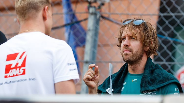 Sebastian Vettel im Gespräch mit Mick Schumacher.