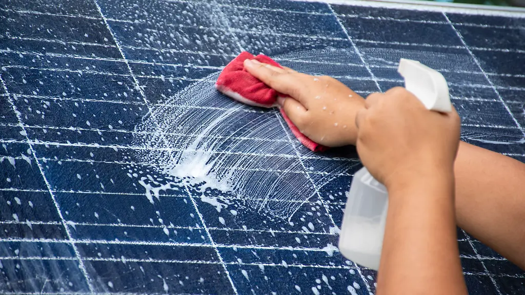 Das-regelmaessige-Wischen-mit-einem-milden-Reinigungsmittel-kann-die-Effizienz-und-Langlebigkeit-von-Balkonkraftwerken-erhoehen