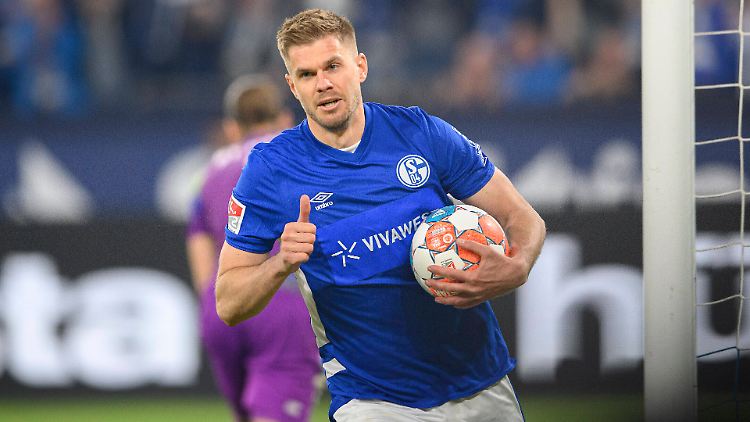 Simon Terodde schoss die Schalker mit 30 Toren zur Zweitliga-Meisterschaft.