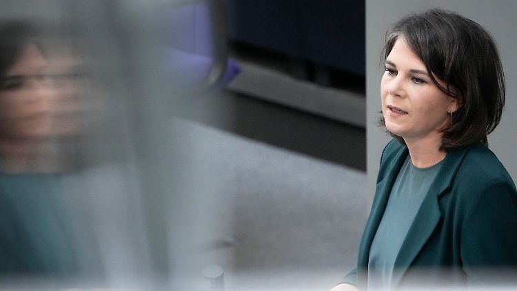 Zu der wachsenden Kritik an den zu lange dauernden Waffenlieferungen verlangte Baerbock: "Wir müssen alle an einem Strang ziehen, statt Schuldzuweisungen zu erteilen."