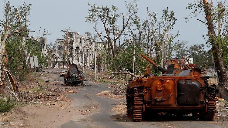 Zerstörte Militärfahrzeuge in Rubizhne in der Region Luhansk. Die Ukraine geht heute in den 99. Tag des Krieges.